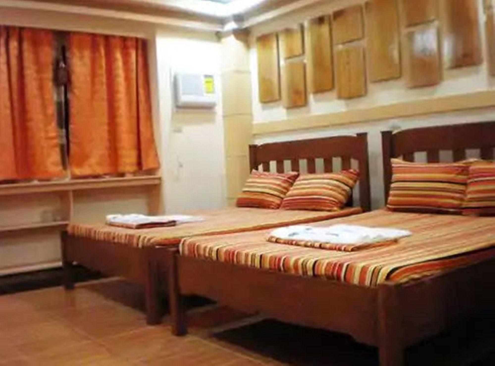 Apartelle De Francesca Puerto Galera Exterior foto